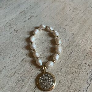 NEW White Elastic real Pearl Bracelet with ‘San benito’ Medallion